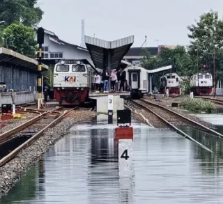 Banjir Ganggu Jalur Rel, KAI Daop 3 Cirebon Batalkan 2.145 Tiket dan Sediakan Bus Pengganti