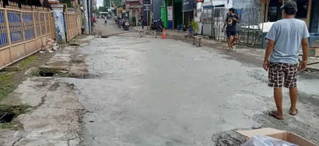 Pemuda dan Warga Sicalung Tambal Jalan Kandang Perahu Kota Cirebon Secara Swadaya