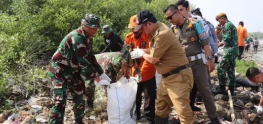 Pemkab Cirebon Gelar Aksi Bersih Pantai Baro, Bupati Ajak Warga Jaga Lingkungan dari Desa
