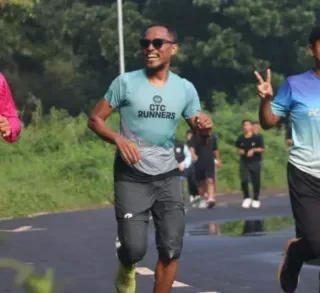 Paman Ridwan Sukses Lari 24 Jam 100 KM di Stadion Bima Cirebon