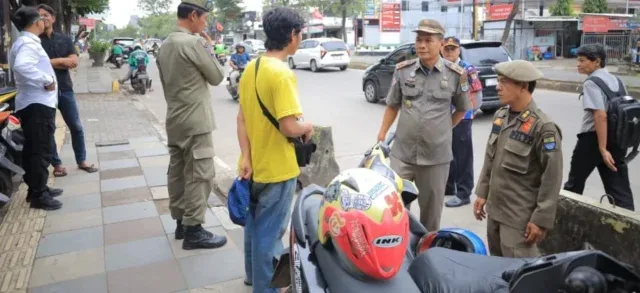 Masih Parkir di Trotoar Kota Cirebon? Siap Didenda Rp250 Ribu dan Diangkut