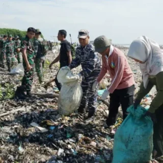 Korem 063/SGJ beserta Masyarakat Gelar Gerakan Bersih Lingkungan