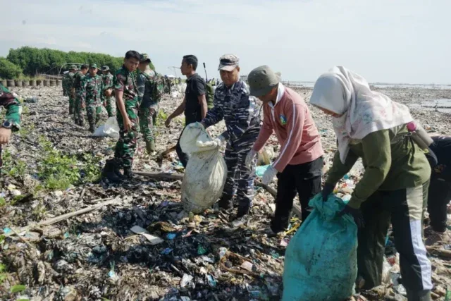 Korem 063/SGJ beserta Masyarakat Gelar Gerakan Bersih Lingkungan