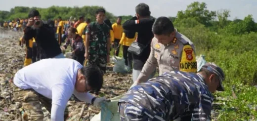 Jumat Bersih Forkopimda di Pesisir Kesenden Kota Cirebon