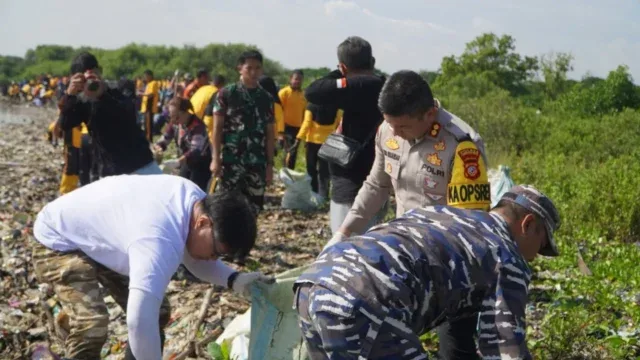 Jumat Bersih Forkopimda di Pesisir Kesenden Kota Cirebon
