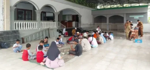 Masjid Jami’ Al Kautsar Cirebon Girang Hadirkan Program “Masjid Makan-Makan”, Jamaah Nikmati Hidangan Gratis