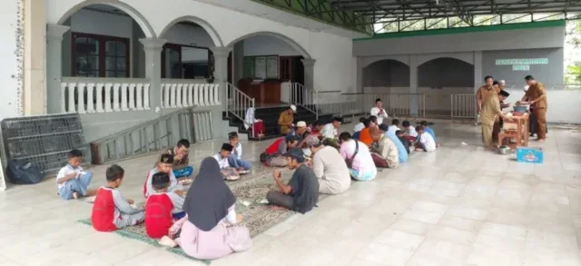 Masjid Jami’ Al Kautsar Cirebon Girang Hadirkan Program “Masjid Makan-Makan”, Jamaah Nikmati Hidangan Gratis