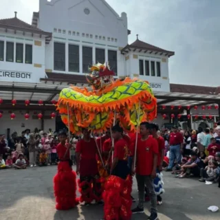 Rayakan Imlek 2577 Kongzili, KAI Gelar Atraksi Barongsai di Stasiun Cirebon