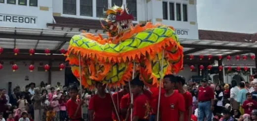 Rayakan Imlek 2577 Kongzili, KAI Gelar Atraksi Barongsai di Stasiun Cirebon