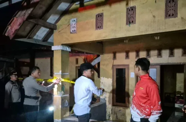 Diduga Akibat Korsleting Listrik, Rumah Warga di Mundu Kebakaran