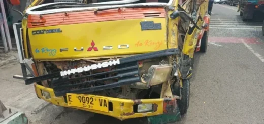 Sat Lantas Polres Cirebon Kota Tangani Kecelakaan Dump Truk dan Tronton di Jalan Diponegoro