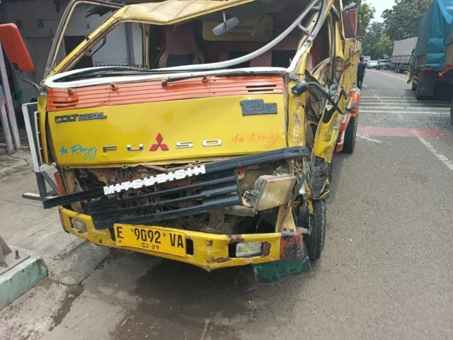 Sat Lantas Polres Cirebon Kota Tangani Kecelakaan Dump Truk dan Tronton di Jalan Diponegoro