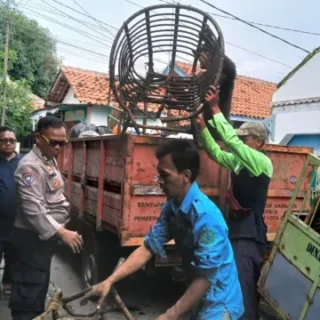 Polres Cirebon Kota Rehab Rumah Warga yang Viral di Medsos
