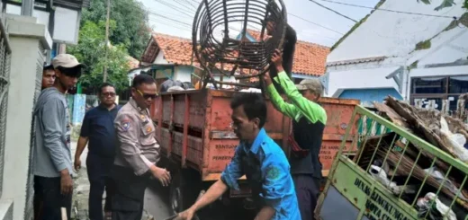 Polres Cirebon Kota Rehab Rumah Warga yang Viral di Medsos