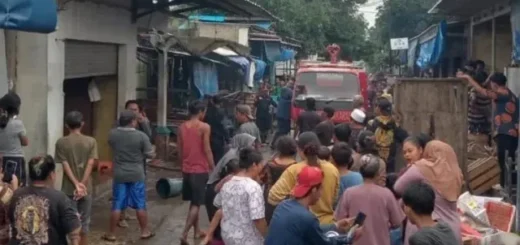 Polisi, Damkar, dan Warga Bersinergi Padamkan Kebakaran Ruko