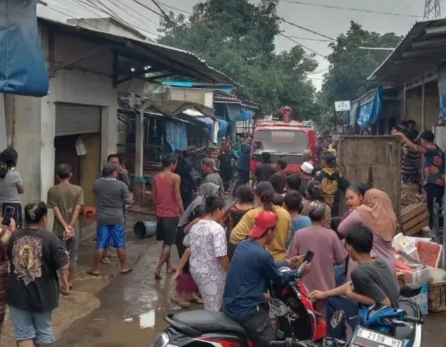Polisi, Damkar, dan Warga Bersinergi Padamkan Kebakaran Ruko