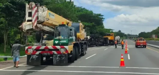 Truk Pengangkut BBM Mentah Terguling di Tol Cipali