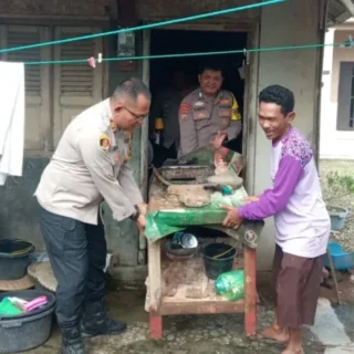 Polres Cirebon Kota Bedah Rumah Warga di Pegagan Kidul