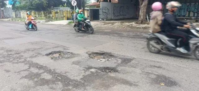Cuaca Ekstrem Perparah Kerusakan Jalan Cipto, Dinas PUTR Kota Cirebon Fokus Pemeliharaan Sementara