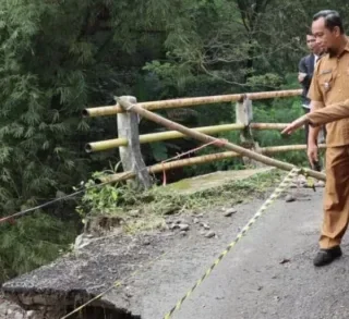 Jembatan Lebak Ngok Longsor, Wakil Wali Kota Cirebon Tinjau Jembatan di Argasunya