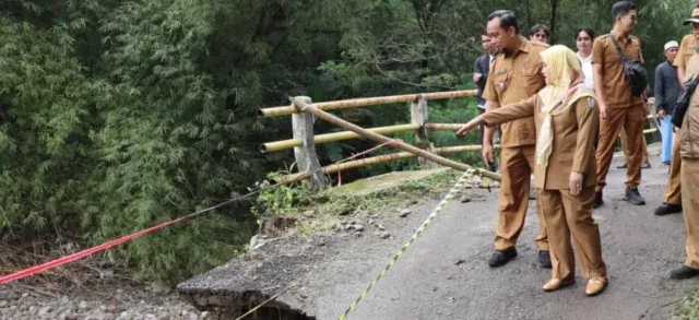 Jembatan Lebak Ngok Longsor, Wakil Wali Kota Cirebon Tinjau Jembatan di Argasunya