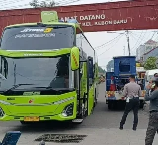 Bus Pariwisata Tersangkut di Gapura Tanda Barat, Bangunan Miring dan Dibongkar