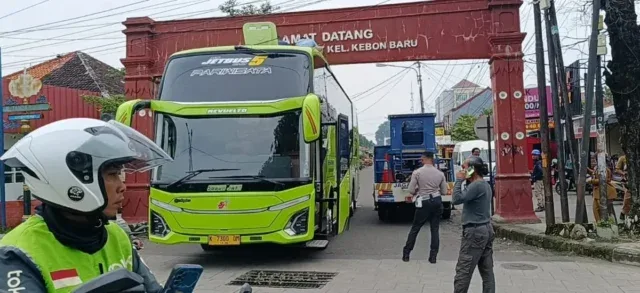 Bus Pariwisata Tersangkut di Gapura Tanda Barat, Bangunan Miring dan Dibongkar