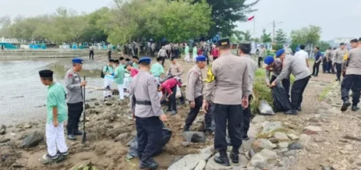 Polres Cirebon Kota dan 150 Pelajar Gelar Aksi Bersih-Bersih Pantai Kejawanan