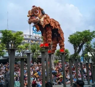 Atraksi Barongsai Tonggak di Grage Mall Cirebon Bikin Pengunjung Terpukau