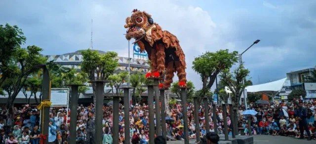 Atraksi Barongsai Tonggak di Grage Mall Cirebon Bikin Pengunjung Terpukau