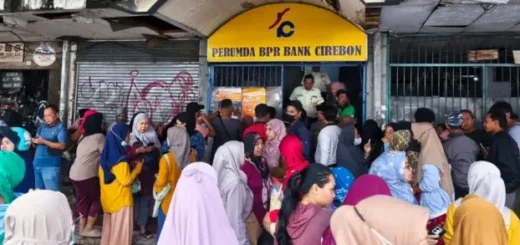 OJK Cabut Izin Usaha, Nasabah Padati Kantor BPR Bank Cirebon Minta Kepastian Dana