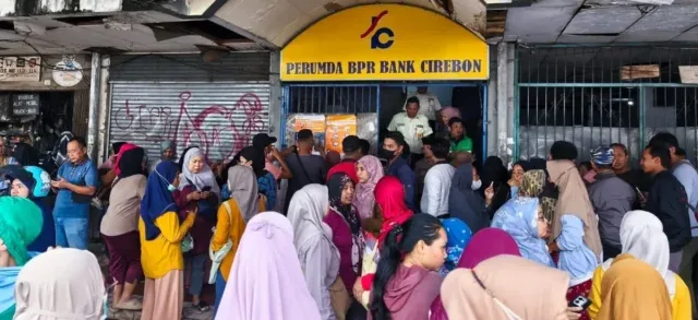 OJK Cabut Izin Usaha, Nasabah Padati Kantor BPR Bank Cirebon Minta Kepastian Dana