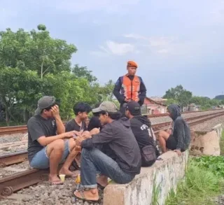 KAI Daop 3 Cirebon Larang Ngabuburit di Rel Kereta, Ingatkan Bahaya dan Sanksi Pidana