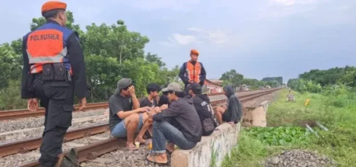 KAI Daop 3 Cirebon Larang Ngabuburit di Rel Kereta, Ingatkan Bahaya dan Sanksi Pidana