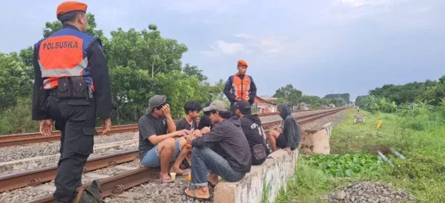 KAI Daop 3 Cirebon Larang Ngabuburit di Rel Kereta, Ingatkan Bahaya dan Sanksi Pidana