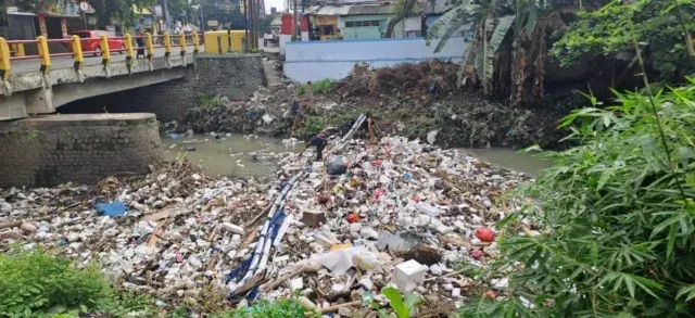 DLH Kota Cirebon Dorong Pemasangan Trash Barrier di Sungai untuk Cegah Sampah Masuk Pantai