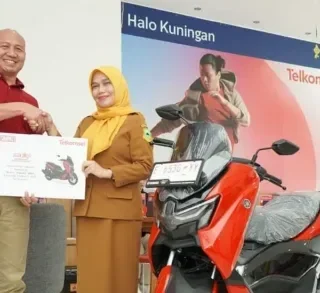 ASN Asal Kuningan Raih Sepeda Motor NMAX 155 dari Program SIMPATI HOKI Telkomsel