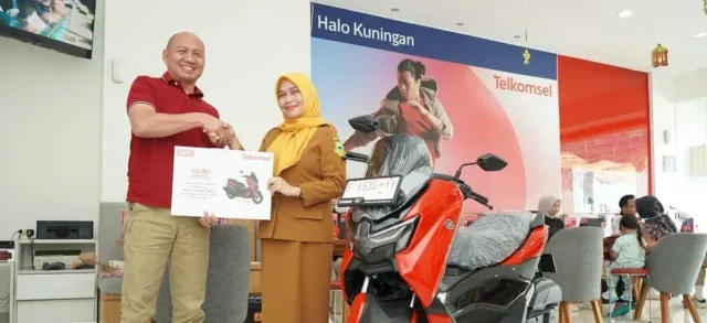 ASN Asal Kuningan Raih Sepeda Motor NMAX 155 dari Program SIMPATI HOKI Telkomsel