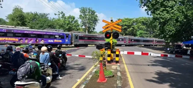 Tingkatkan Keselamatan, KAI Daop 3 Cirebon Pasang 4 Palang Pintu di Perlintasan Krucuk