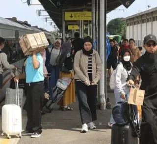 Kedatangan Penumpang Kereta di Cirebon Tembus 9 Ribu Orang