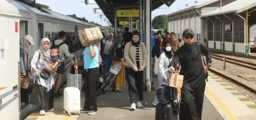 Kedatangan Penumpang Kereta di Cirebon Tembus 9 Ribu Orang