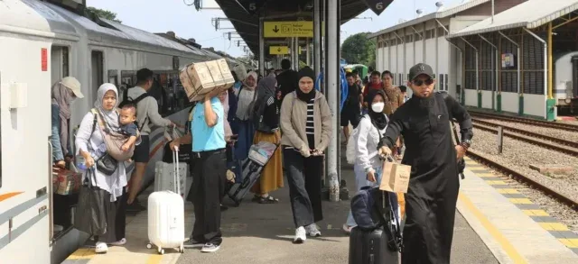 Kedatangan Penumpang Kereta di Cirebon Tembus 9 Ribu Orang