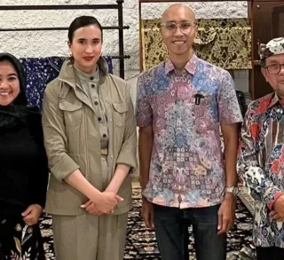 Menpar Kunjungi EB Batik Tradisional Cirebon, Tekankan Pelestarian Batik Tulis
