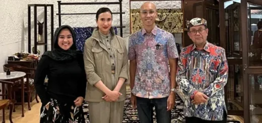 Menpar Kunjungi EB Batik Tradisional Cirebon, Tekankan Pelestarian Batik Tulis