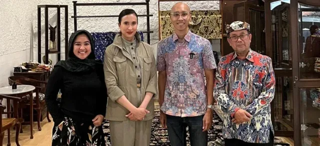 Menpar Kunjungi EB Batik Tradisional Cirebon, Tekankan Pelestarian Batik Tulis