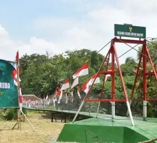 Bupati Cirebon Apresiasi Jembatan Gantung Babakan, Sinergi Pemda dan TNI Tingkatkan Akses Warga