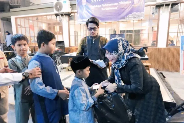 Ramadhan Penuh Berkah, Rinna Suryanti Bukber dengan Anak Yatim