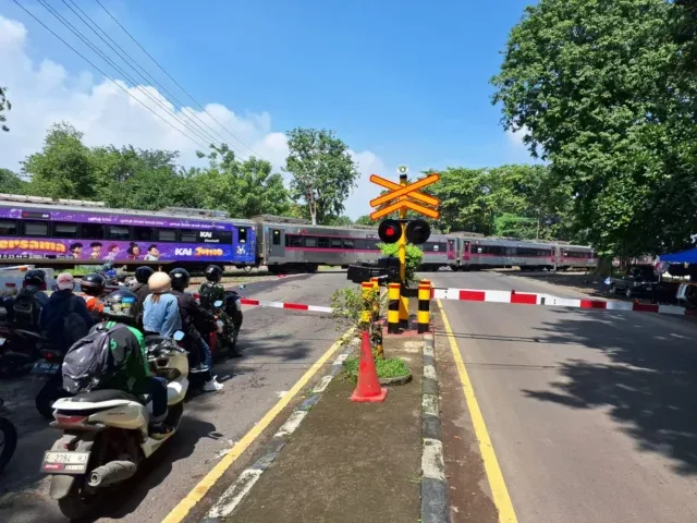 KAI Daop 3 Cirebon Tambah Palang Pintu Menjadi 4 Sisi di Perlintasan Krucu