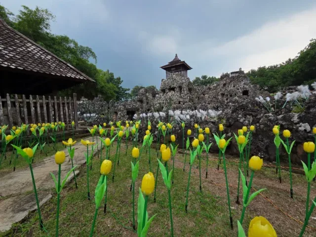 Goa Sunyaragi Buka Hingga Malam dengan Festival Cahaya Lumi Land