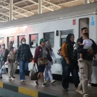 Sambut Arus Balik Lebaran, Stasiun Cirebon Mulai Dipadati Penumpang